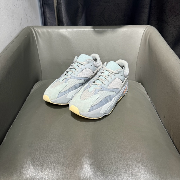 45码 yeezy700 之前1299现在799