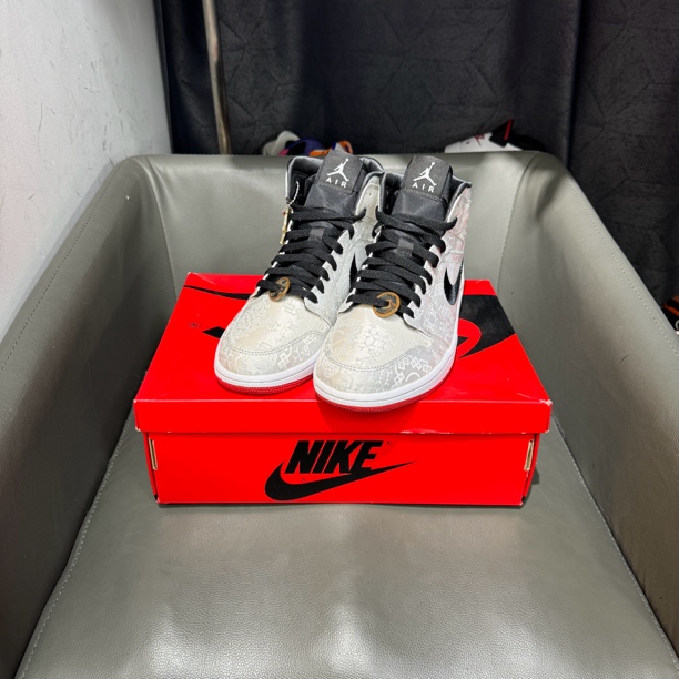 全新43码 AJ1白丝绸 之前2599现在2299