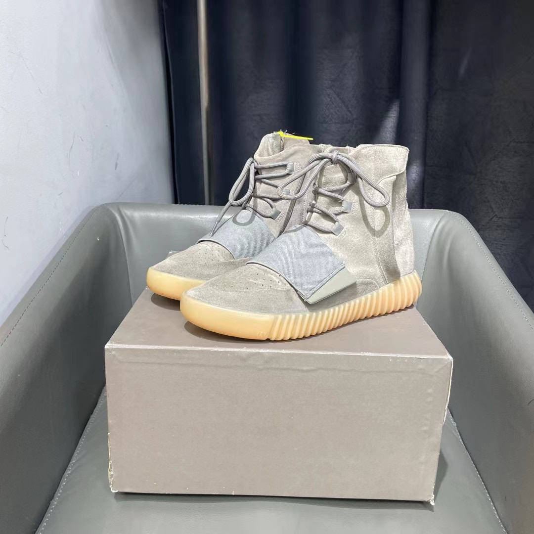 43码 99新 阿迪达斯Yeezy750夜光灰 球鞋