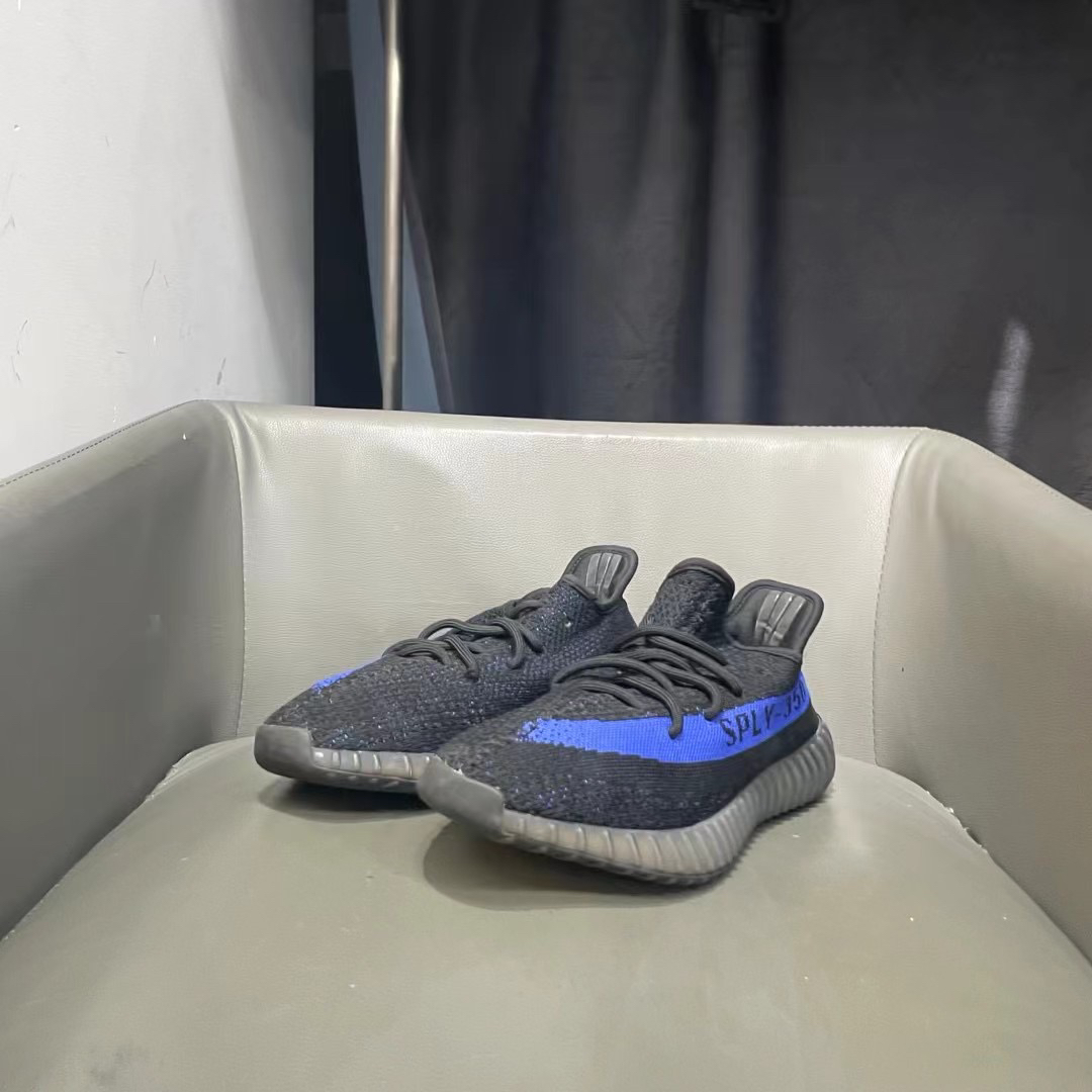 捡漏42.5码 yeezy350黑蓝 下地不多 899秒杀！！！球鞋