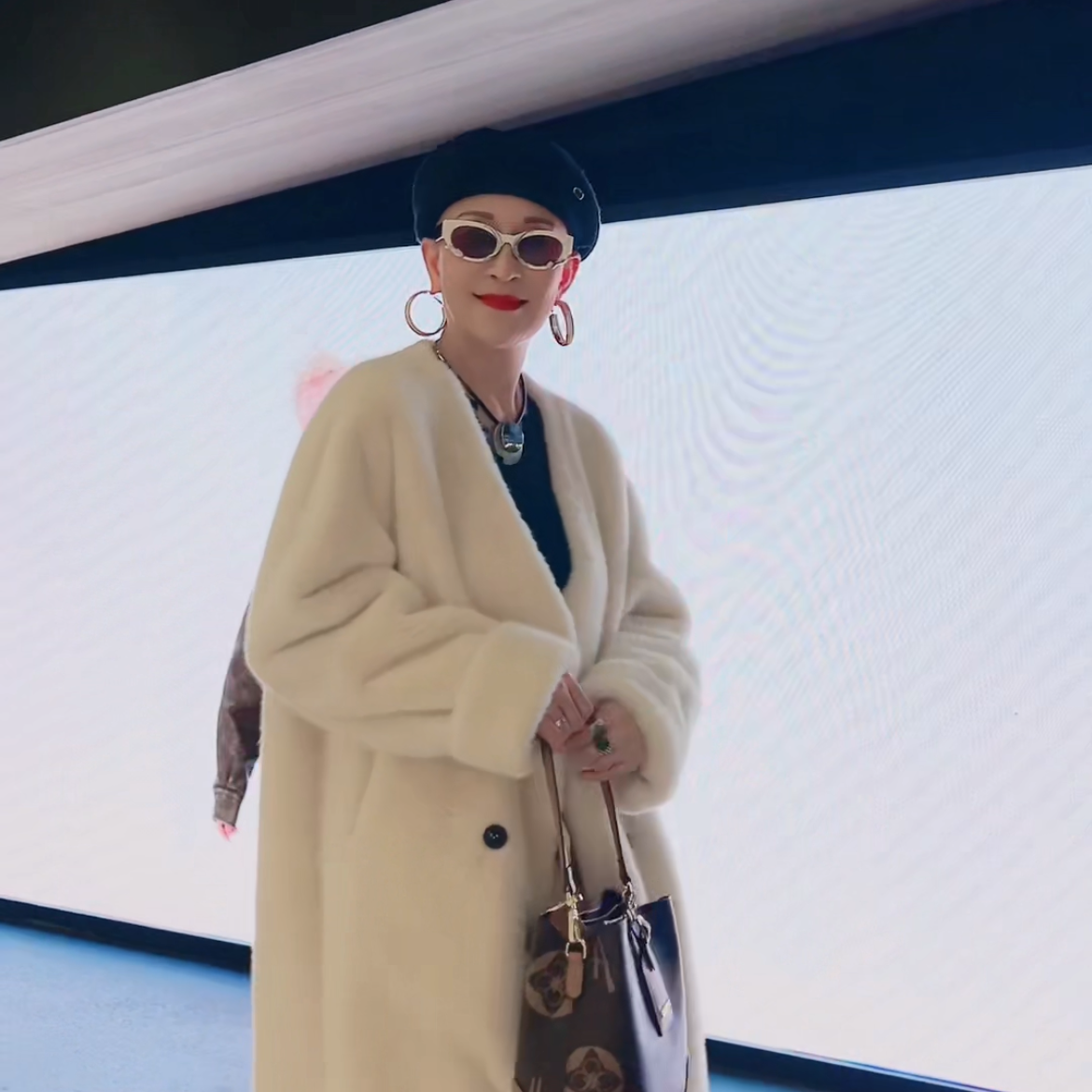 爱舞服饰 冬季设计师款轻奢气质毛毛外套风衣大衣