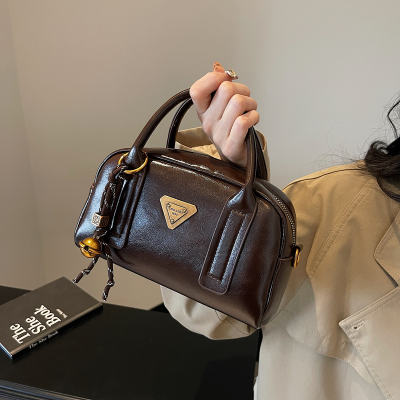 爆款保龄球包2024冬季小众百搭洋气女士手提斜挎包复古简约小包包