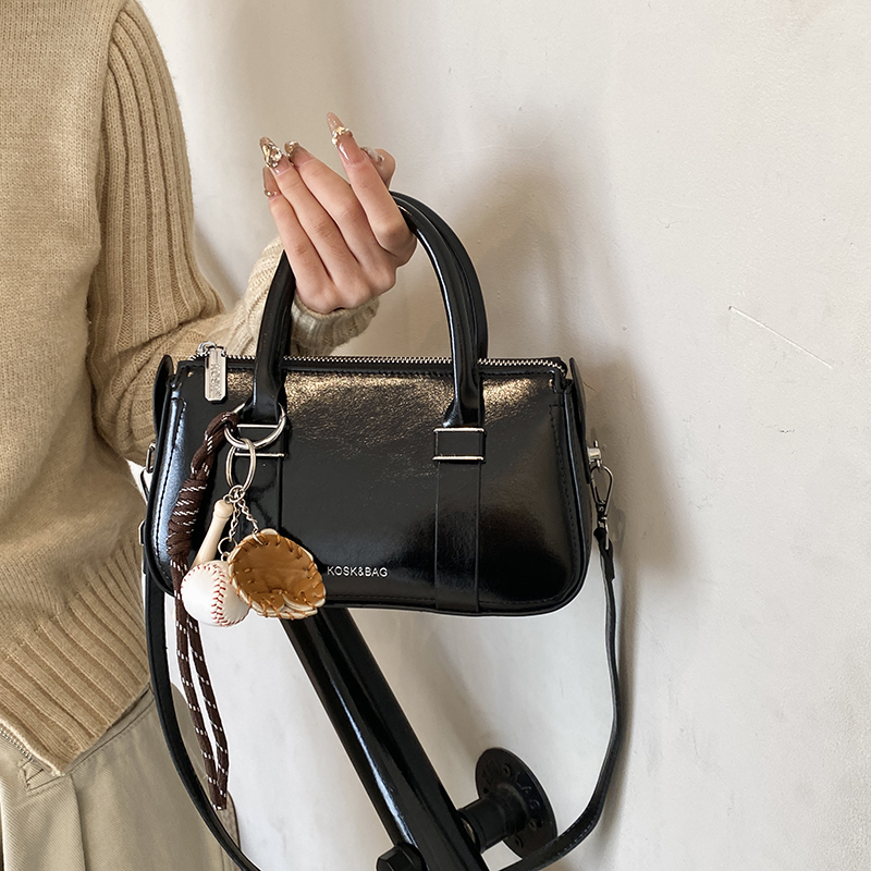 小众保龄球包2024冬季爆款复古百搭气质手提斜挎包高级感女士包包