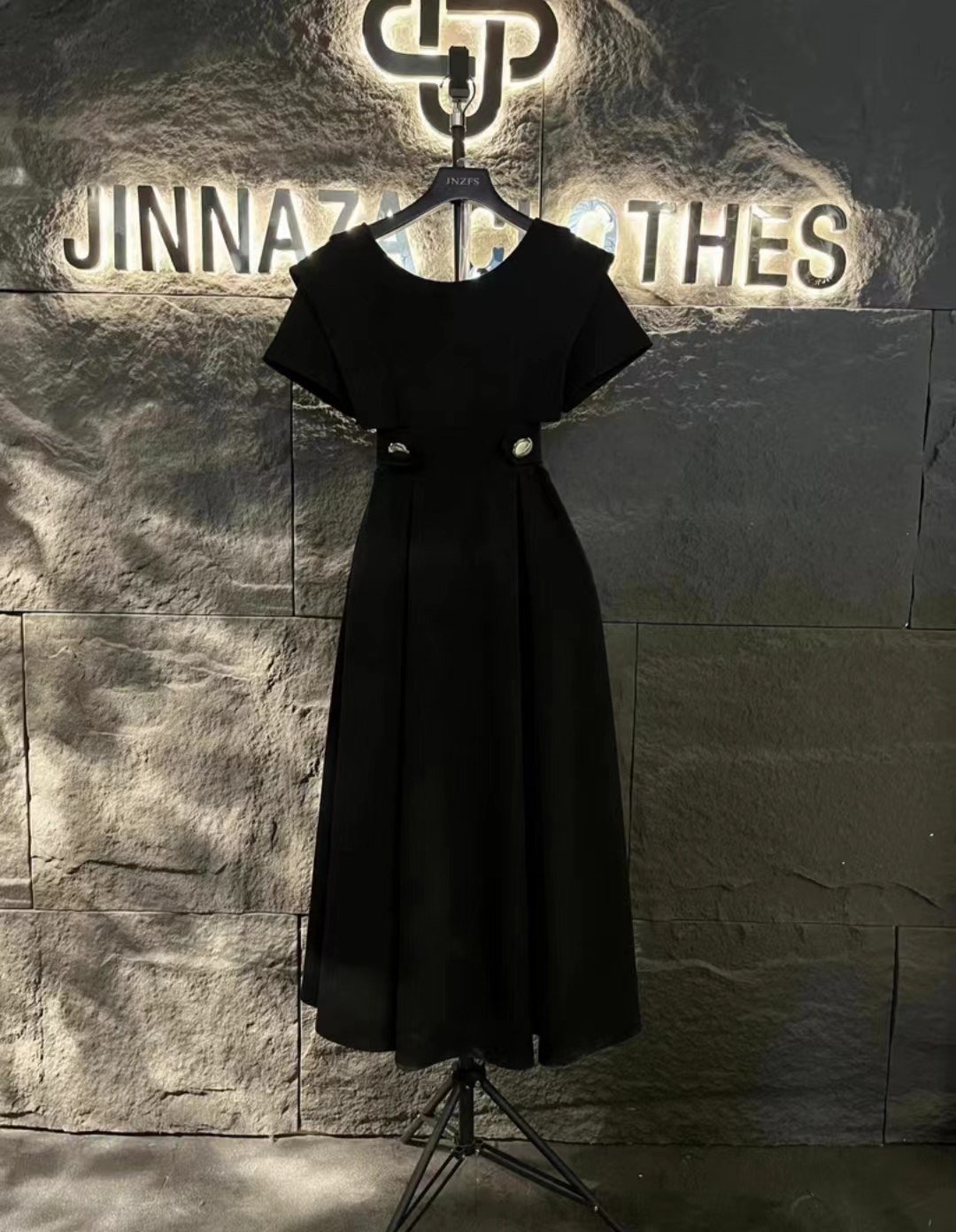 【原创大码设计师款】2024新款V领收腰高级显瘦褶皱连衣裙4885