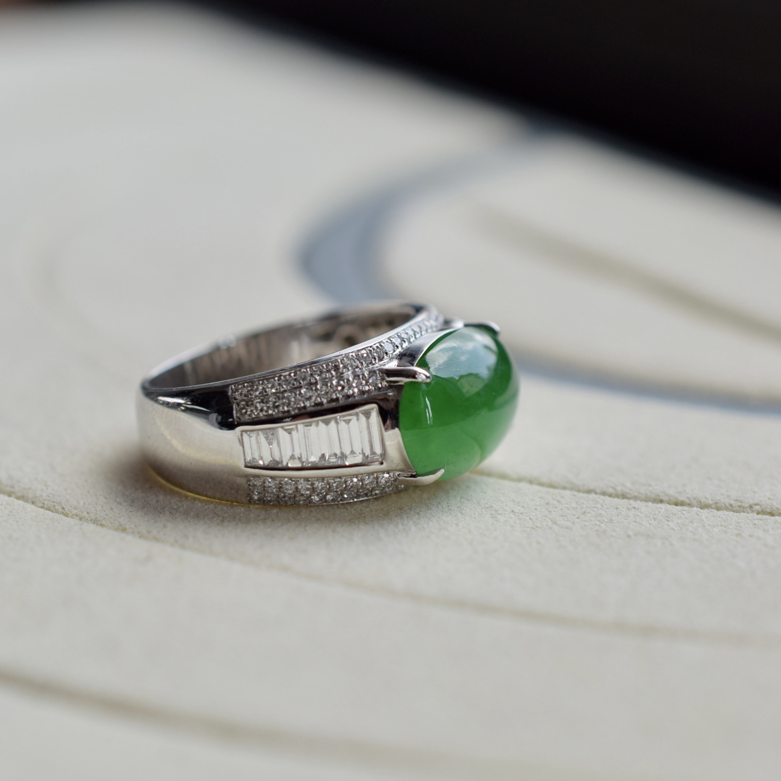 缅甸天然翡翠A货 老坑起刚阳绿色 18K金钻镶嵌马鞍中性款戒指 