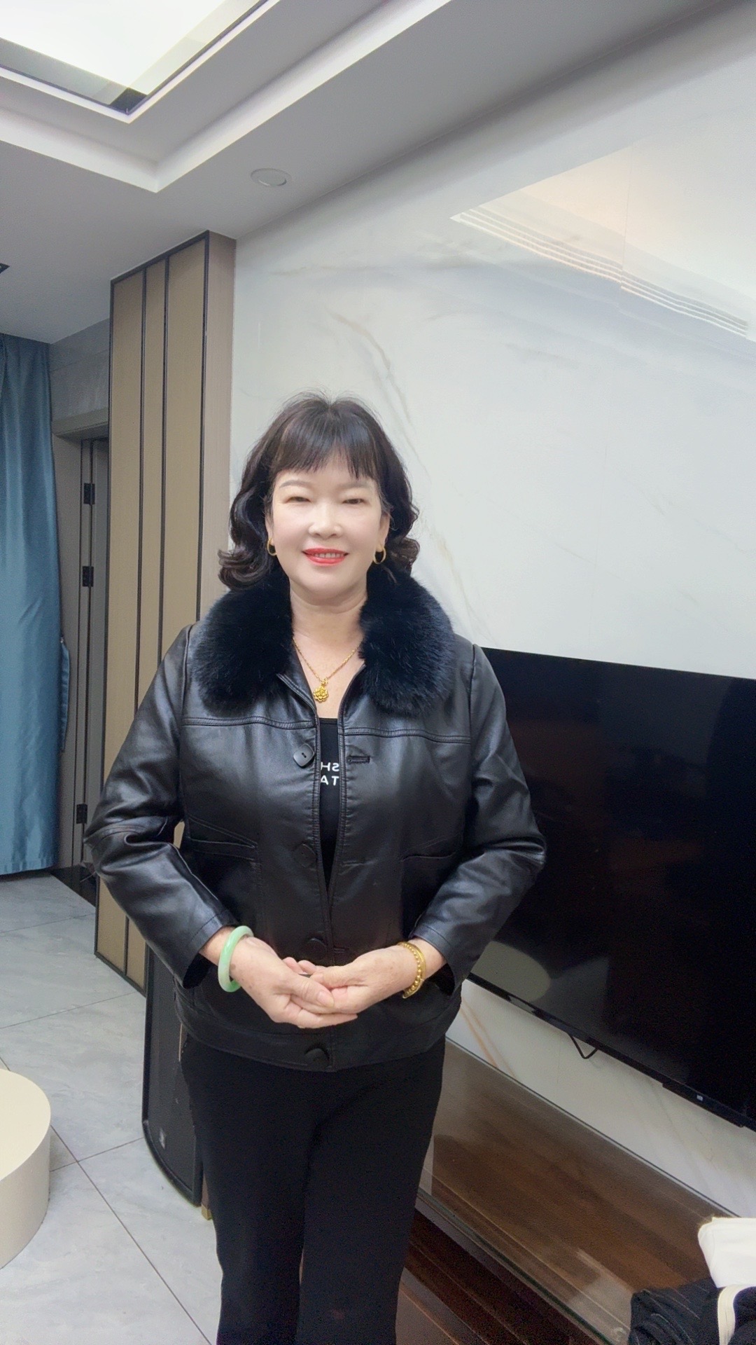 冬季皮衣外套女加厚加绒大码时尚显瘦上衣