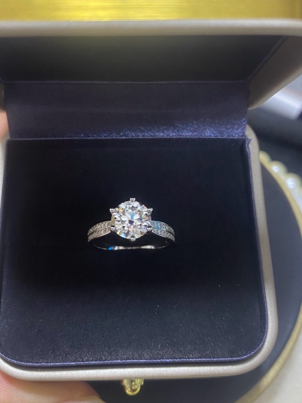 【钻注一生】 奢华星光皇后女戒2.0ct