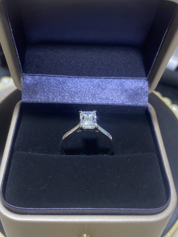 【钻注一生】 光面祖母切方糖女戒2.0ct