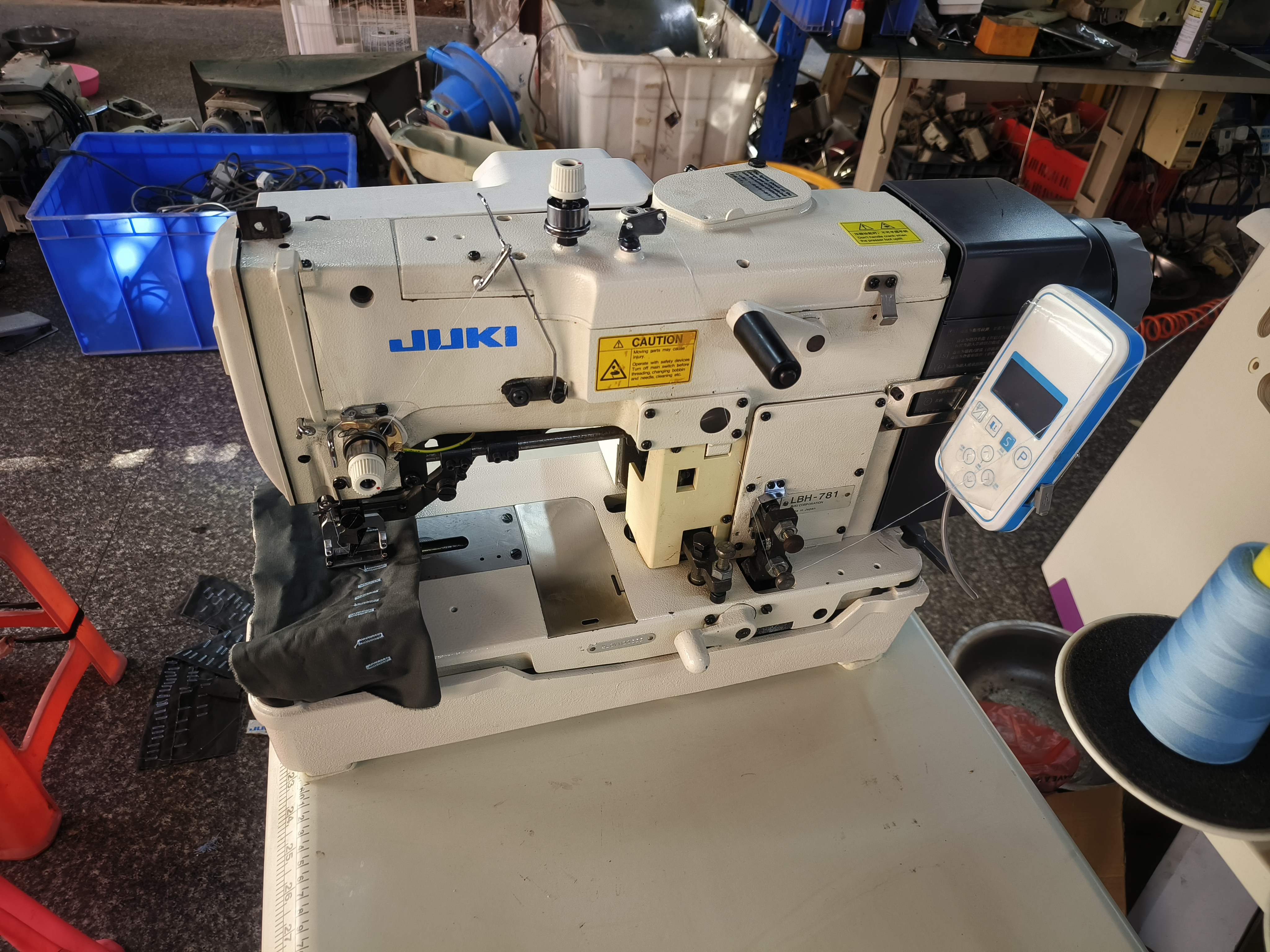 重机781带步进下刀锁眼机