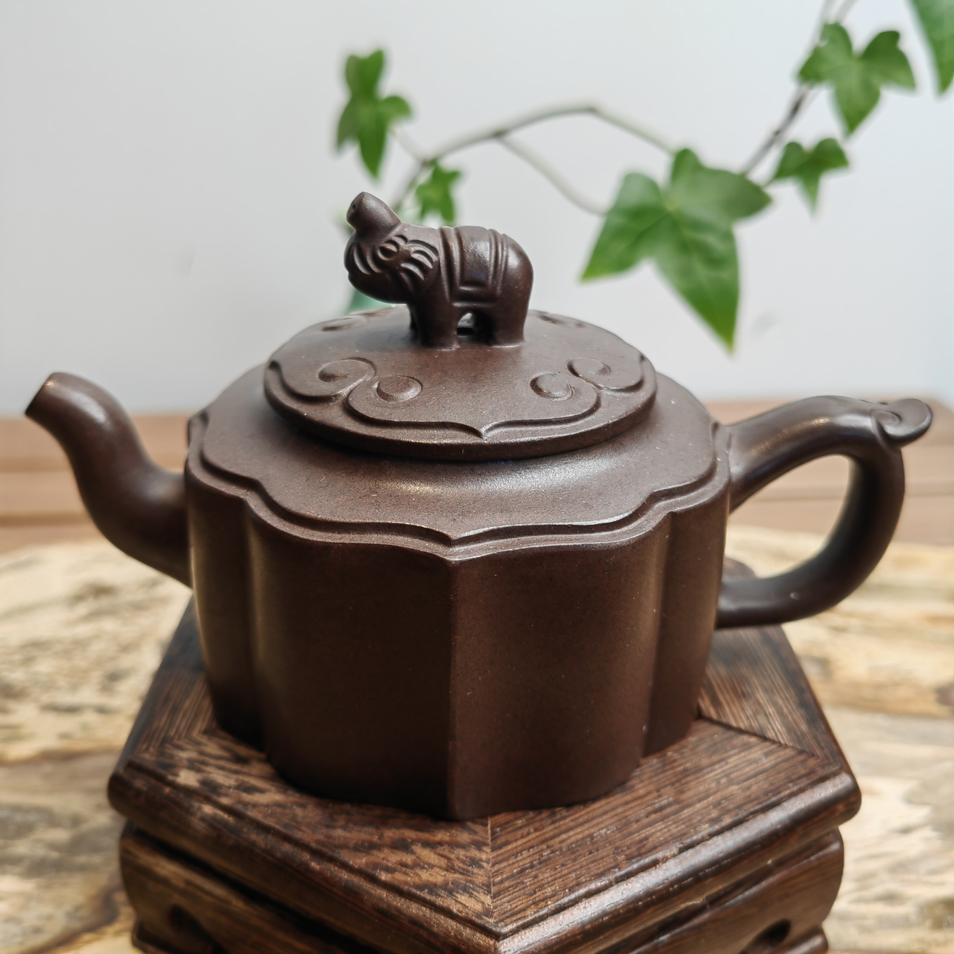 万象更新壶，早期原矿黄龙山黑星老紫泥，全手制作，好泡养，140cc