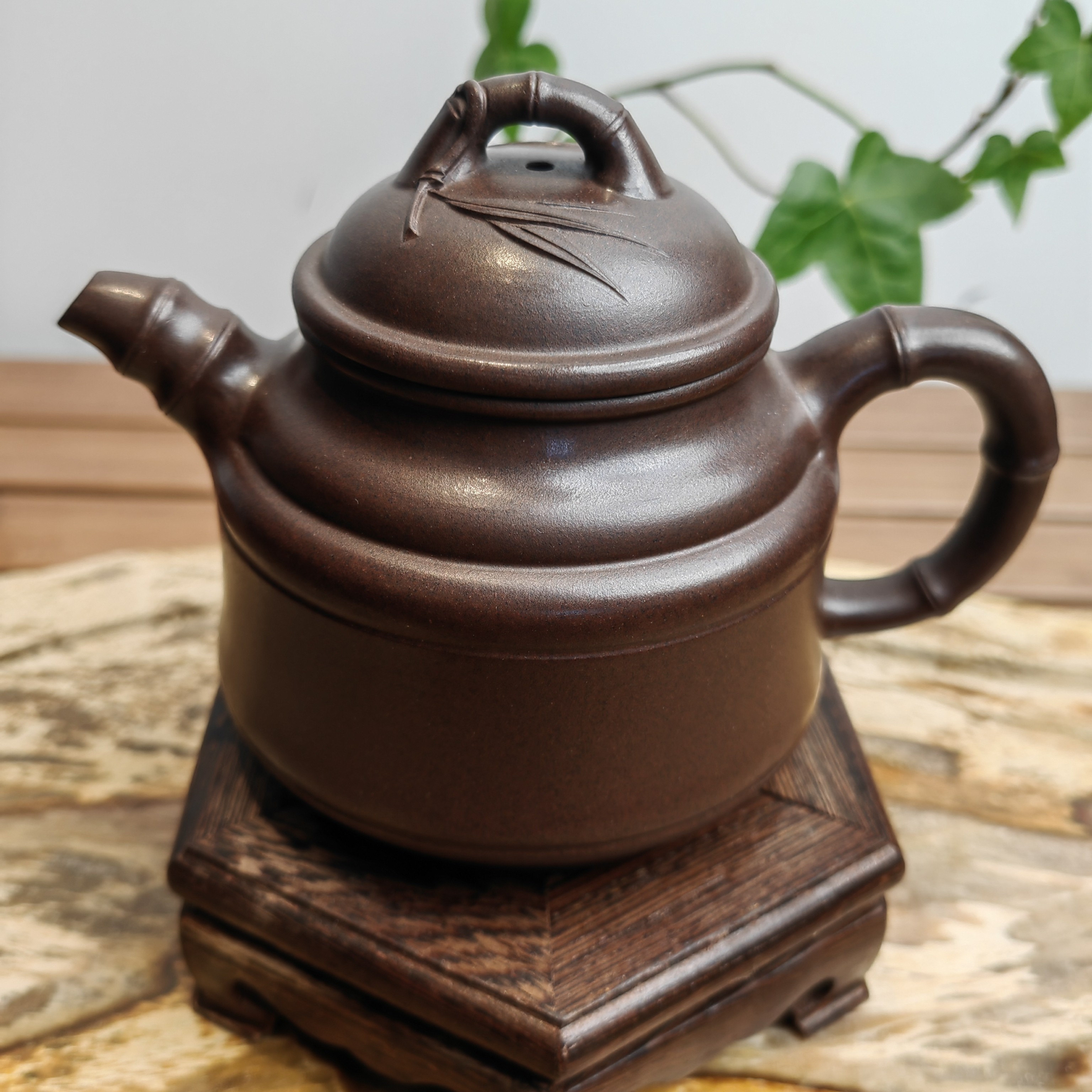 原矿黄龙山早期黑星老紫泥，全手制做，双线竹鼎壶，容量：250cc