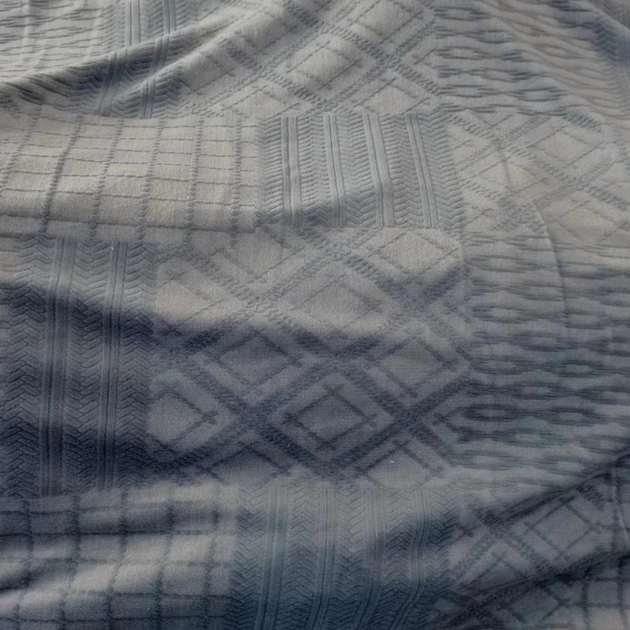 立体雕花秋冬保暖绒布料～纯蓝菱格雕花