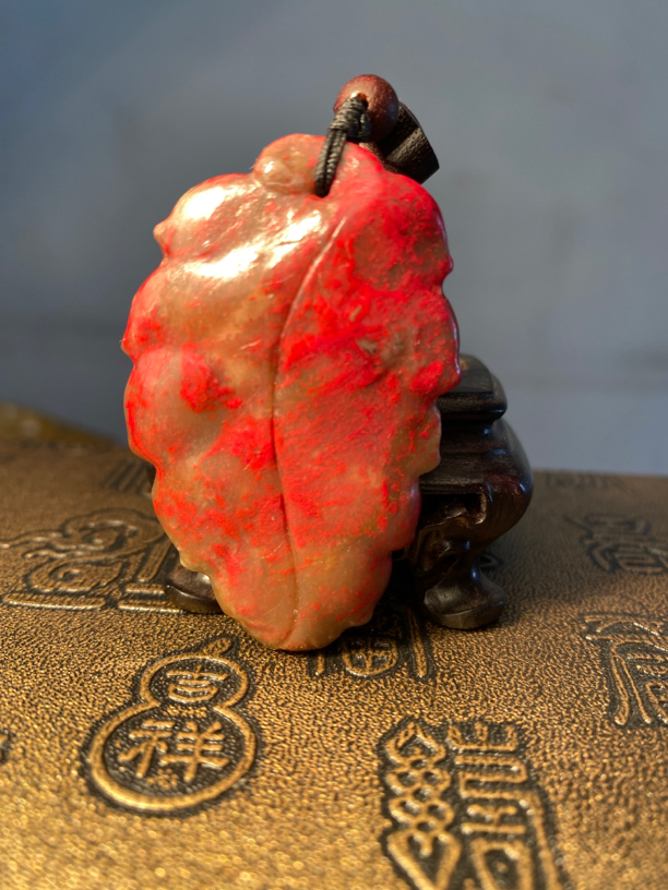 昌化牛角冻鸡血石挂件（金枝玉叶）