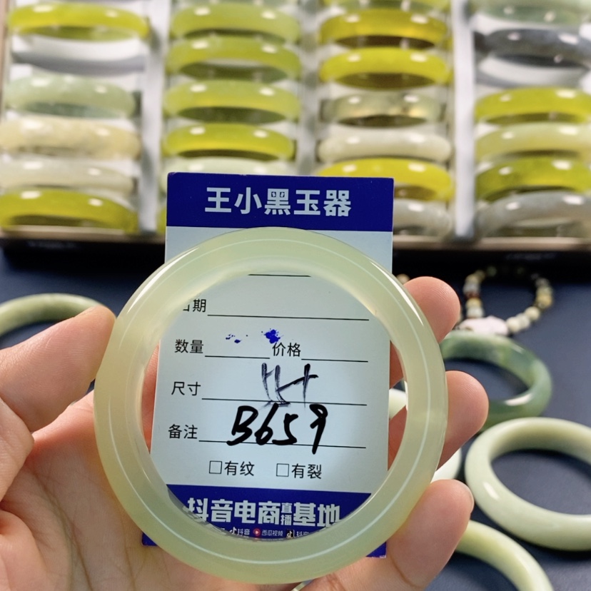 【闪购商品】蛇纹石玉颈饰未镶嵌小*?