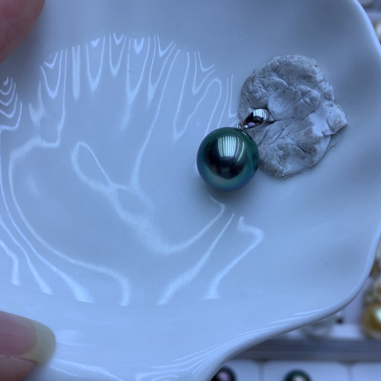 【闪购商品】海水珍珠吊坠(不含链)18K金镶嵌孔雀绿