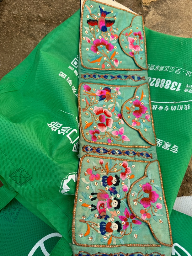 全手工绣花包肚，正常佩戴！