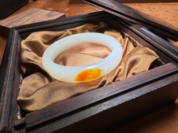 新疆和田玉籽料红皮手镯女款时尚气质白色