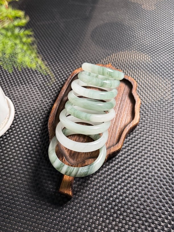 常规条金丝玉手镯，多样性发货，拍一发一