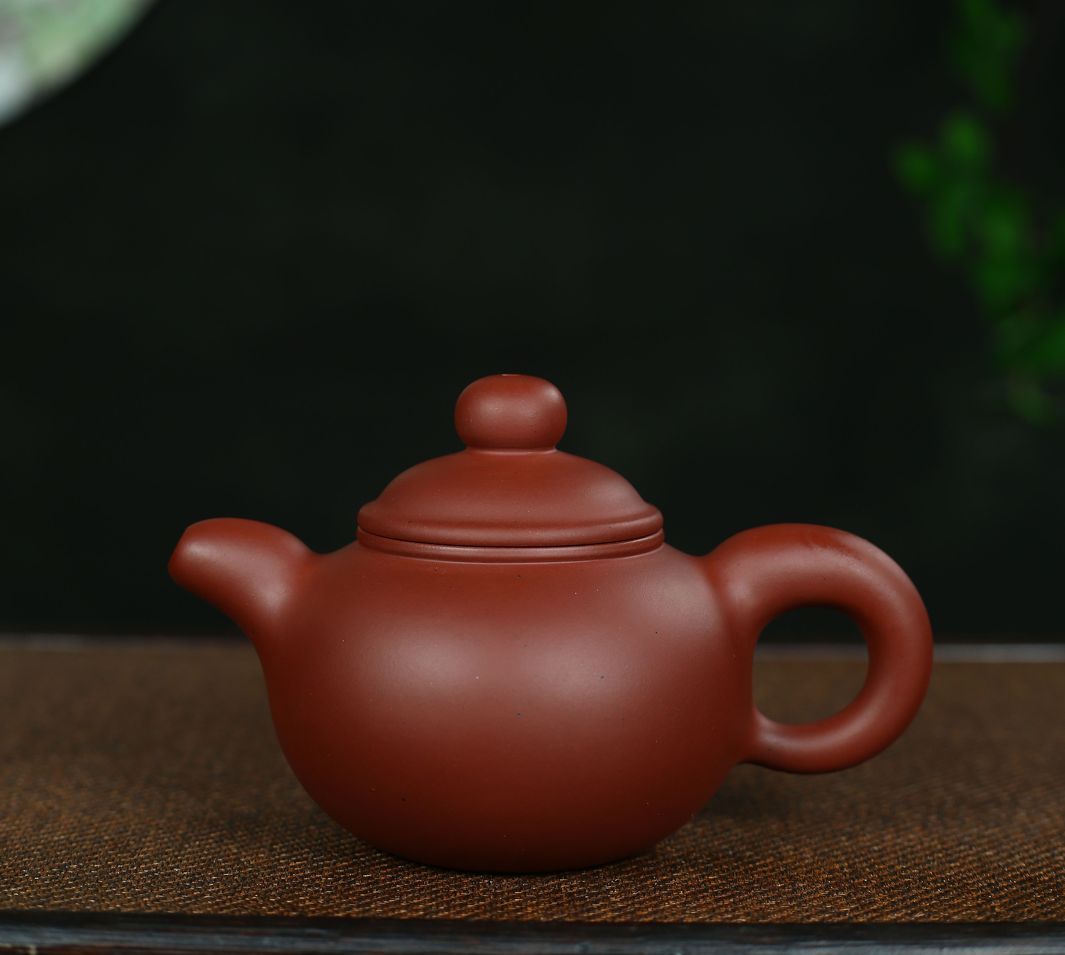 陶风，容量200cc，选用50目原矿龙血砂手工制作。紫砂壶