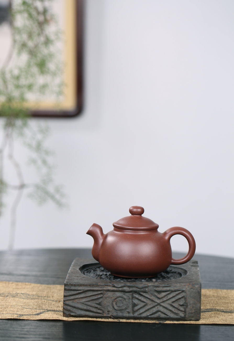 承泉壶由杨柳云选用40目底槽清全手工制作，容量260CC.