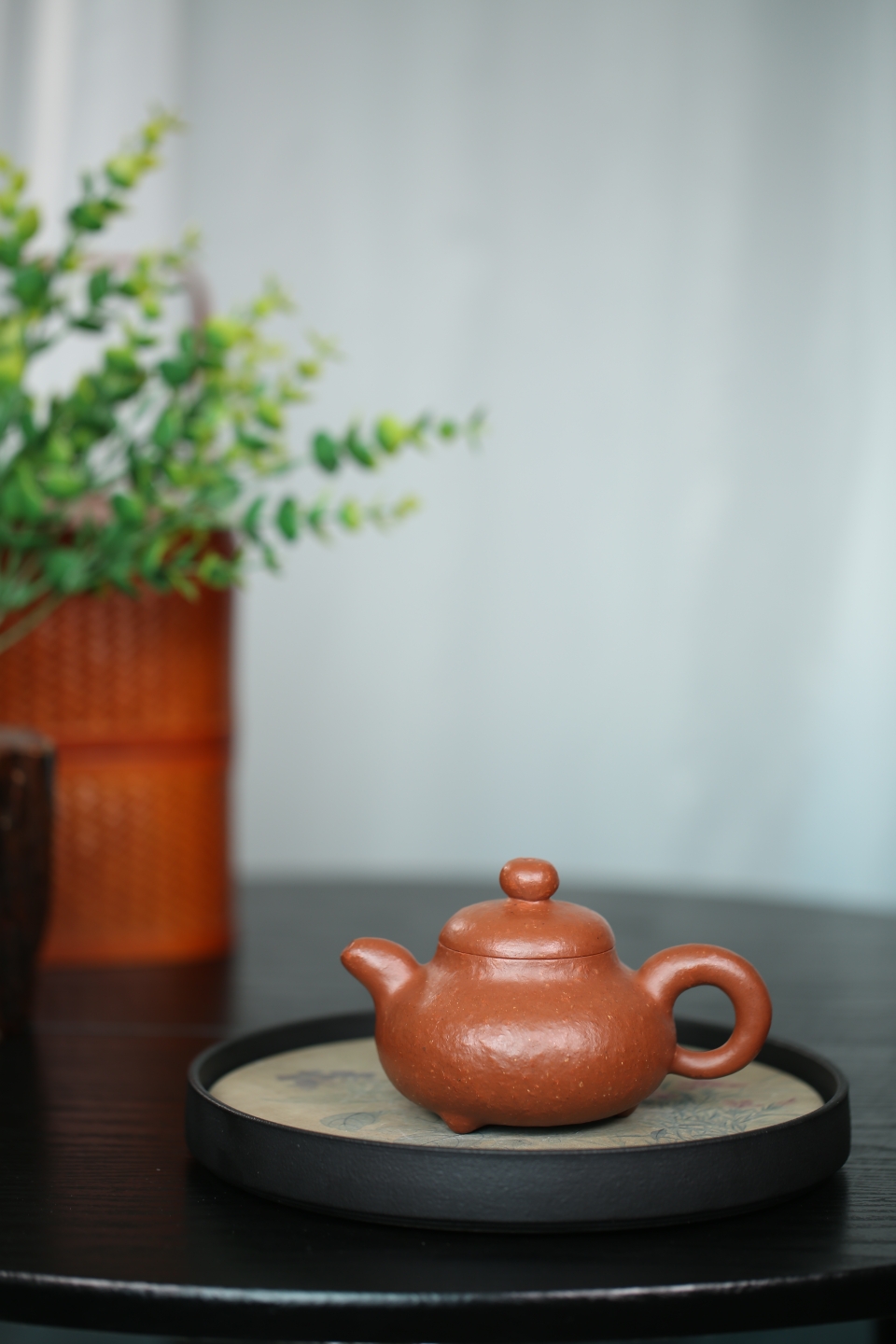 丰韵壶由羊建鹏选用8目红降坡全手工制作，容量230CC.