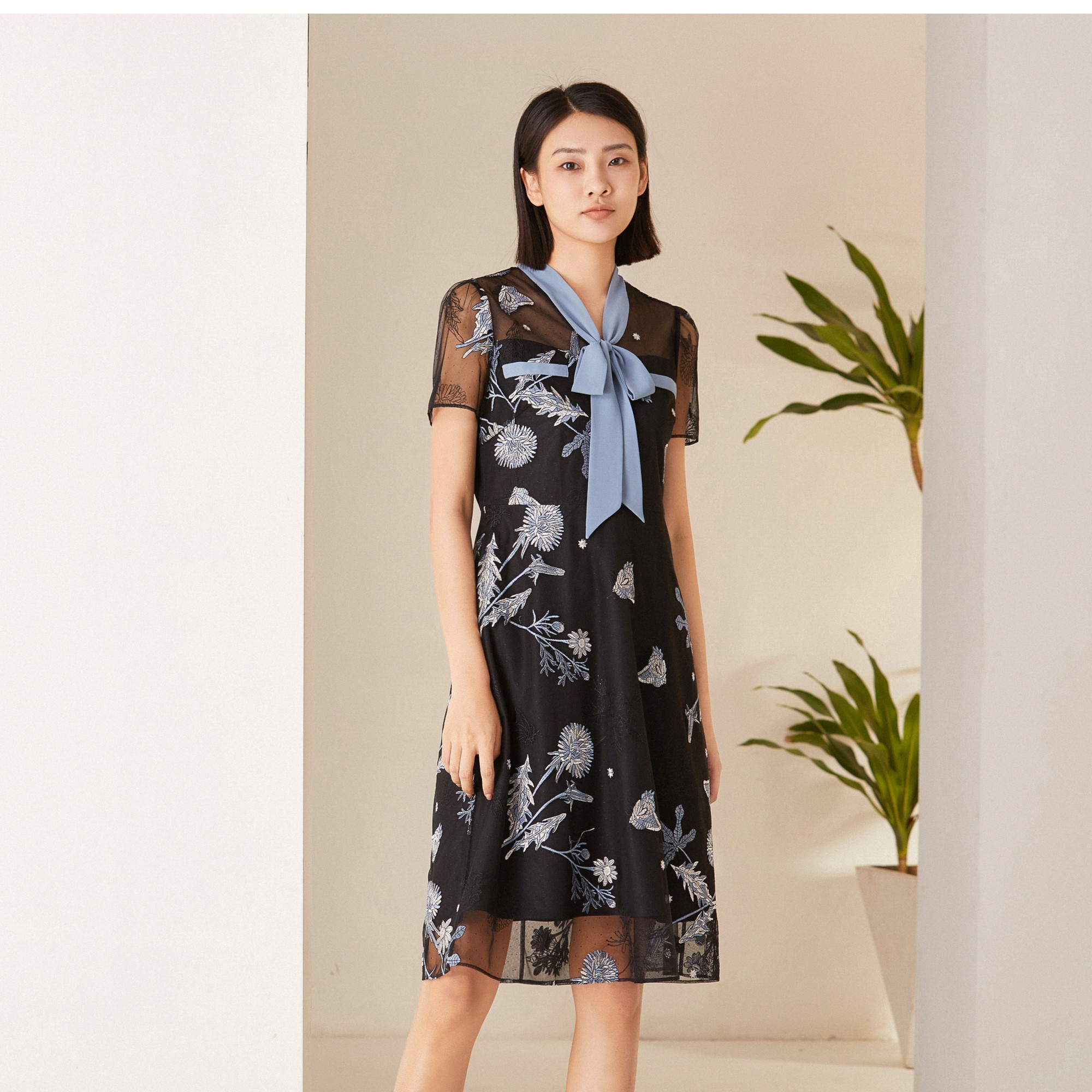 L·W/画而诗夏季显瘦气质蕾丝时尚v领通勤高端大气连衣裙LBB65105 