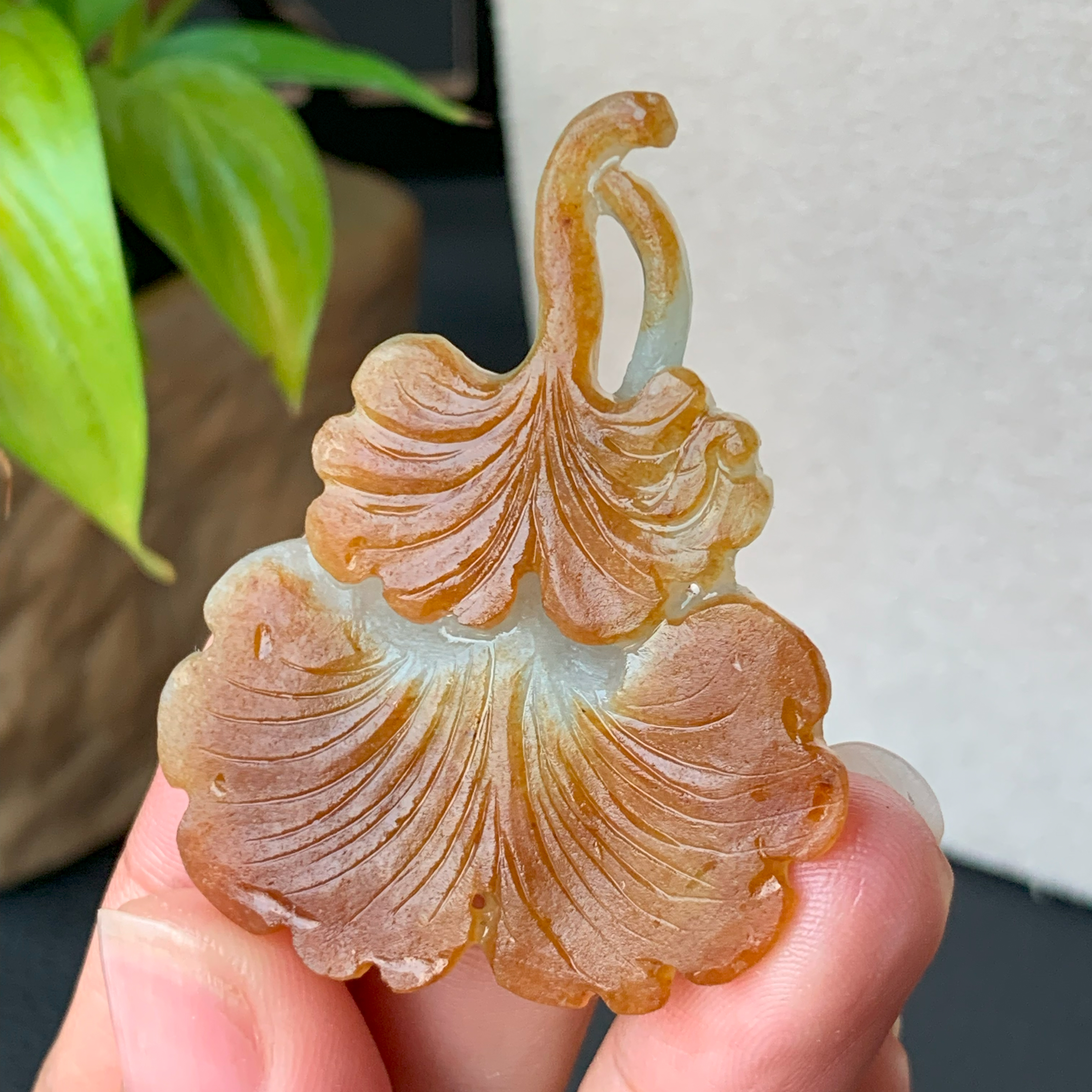 【自然光实拍】清澈 天然翡翠A货黄翡色银杏叶吊坠 定制毛货未抛光