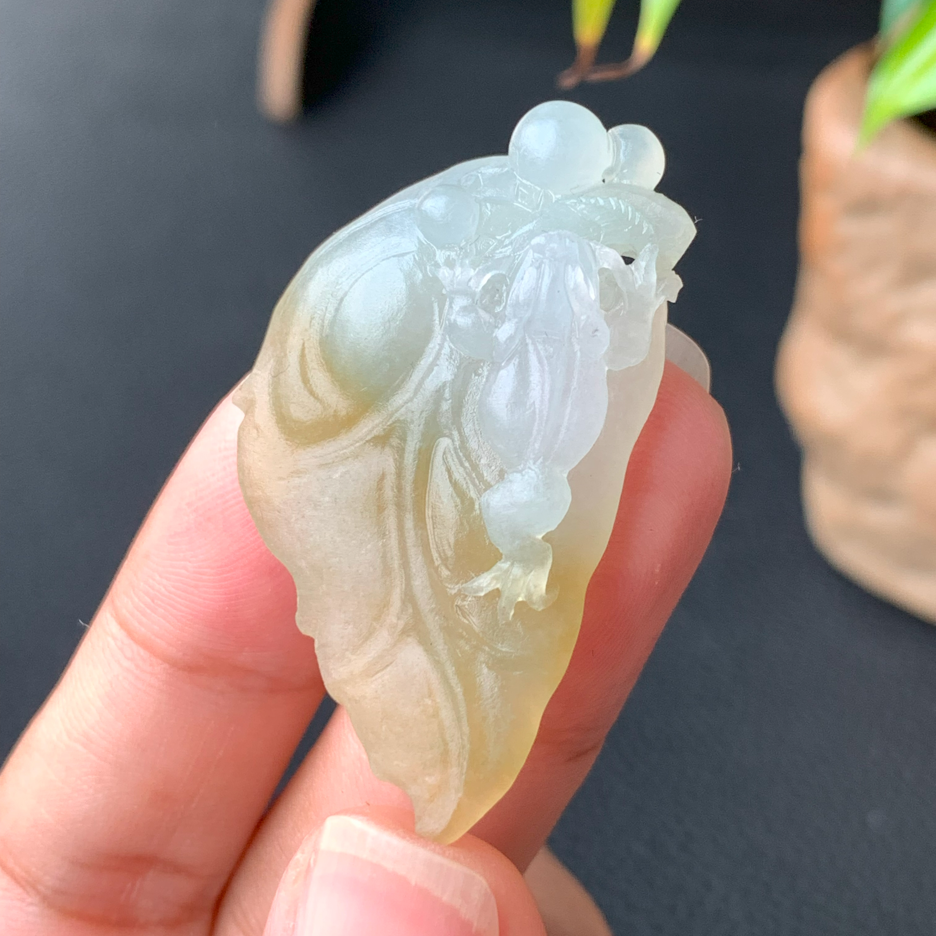 【自然光实拍】清澈 天然翡翠A货黄翡金蟾叶子吊坠 定制毛货未抛光