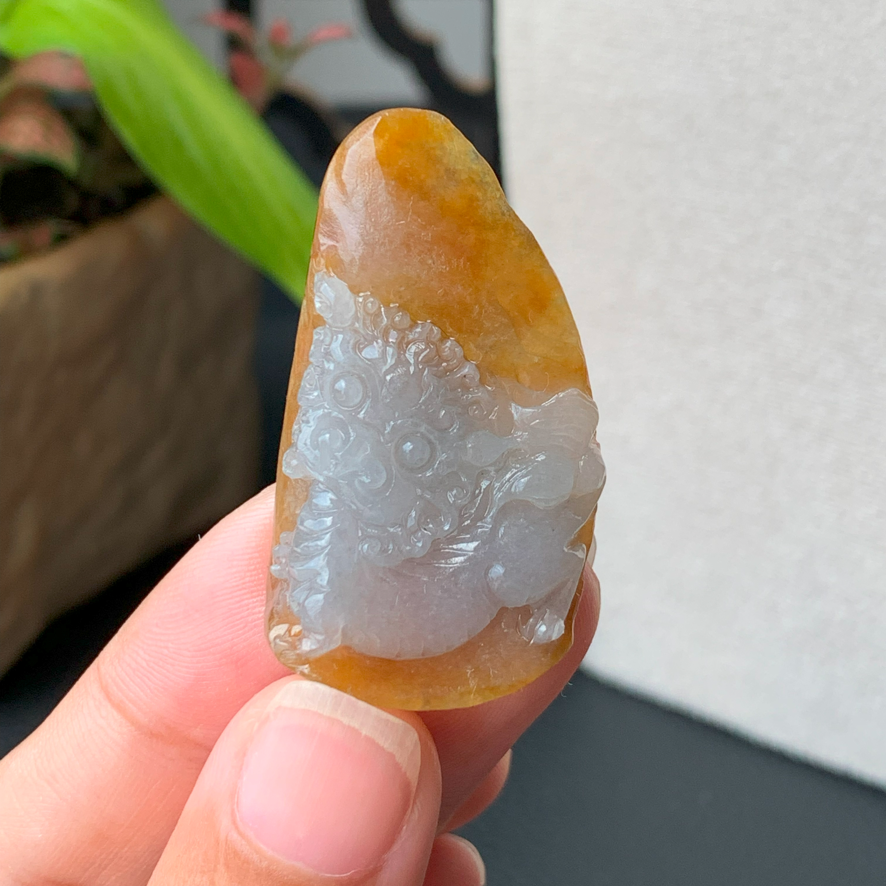 【自然光实拍】清澈 天然翡翠A货红黄翡色麒麟吊坠 定制毛货未抛光