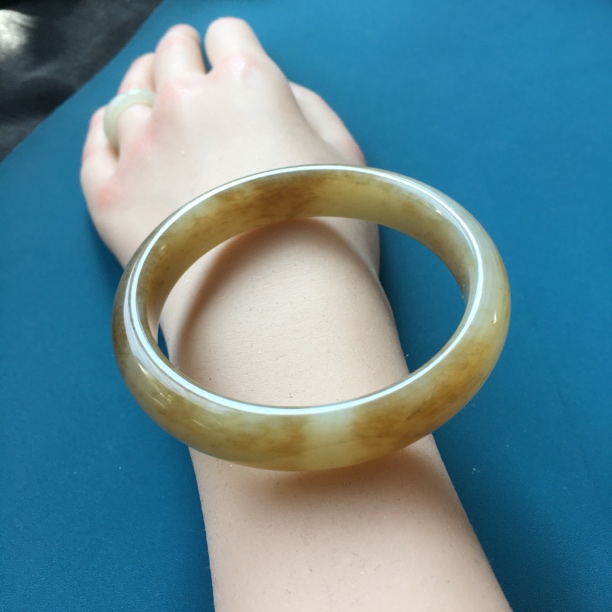 一对一过货 玉你同行 和田玉老坑料糖玉手镯内径：58mm