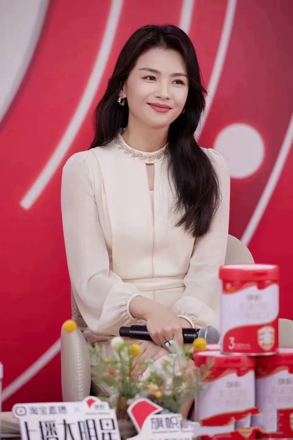 2025年春夏长袖新品杏色镂空元素三醋纤优雅时尚白色气质连衣裙