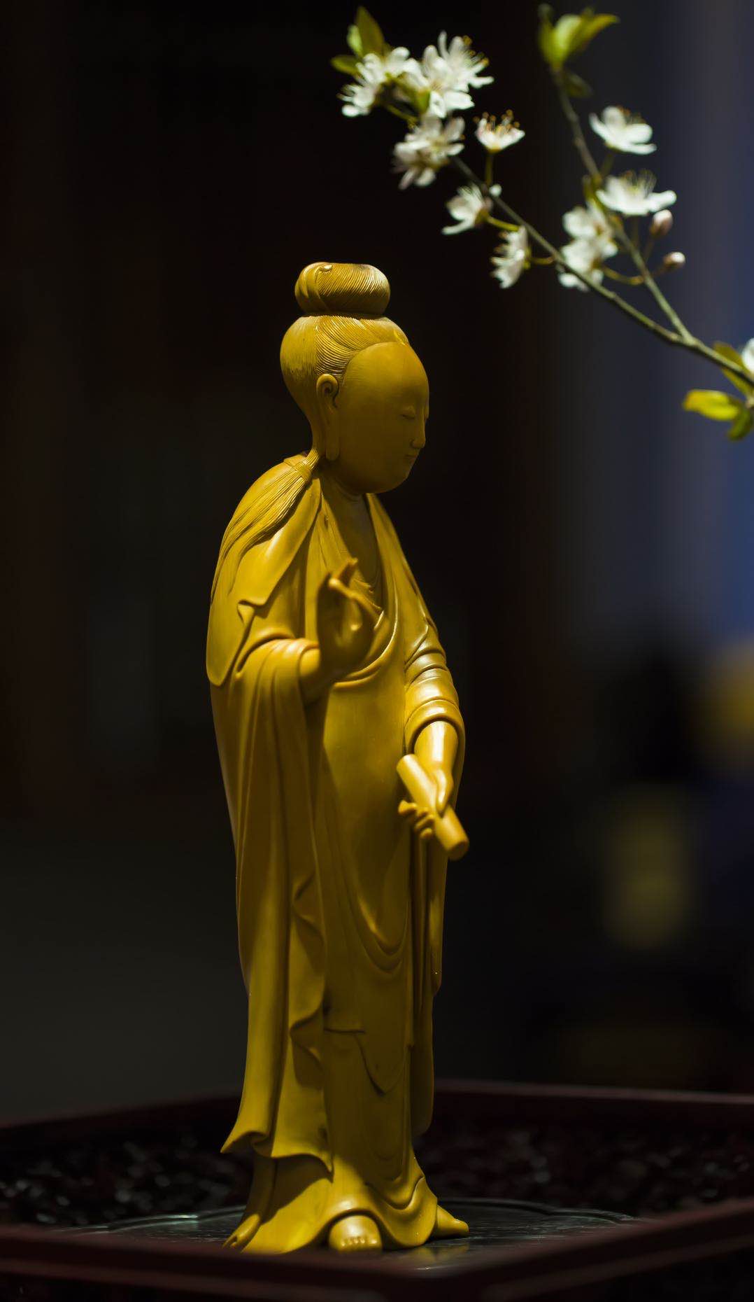 黄杨木持卷观音全手工雕刻