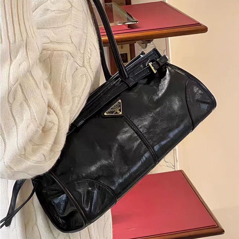 法棍包包女2023新款黑色腋下包通勤手提包小众高级感油蜡真皮女包