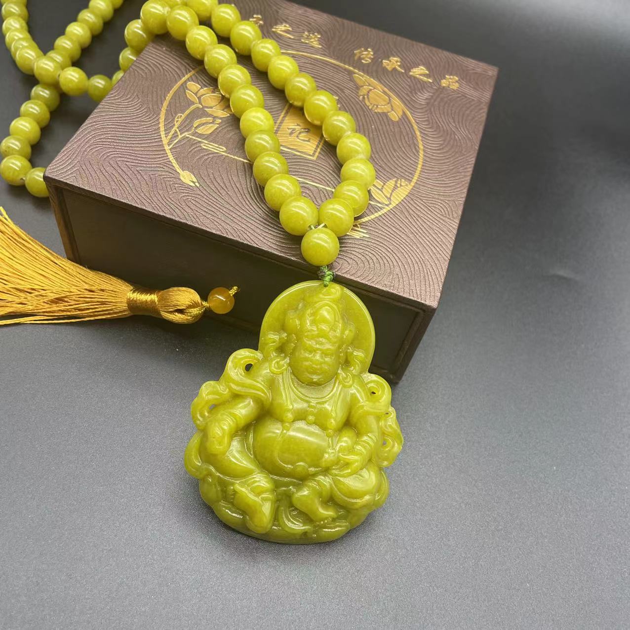 岫玉黄财神百搭轻奢黄色珠链款经典送礼首选大牌大吊坠手工精雕