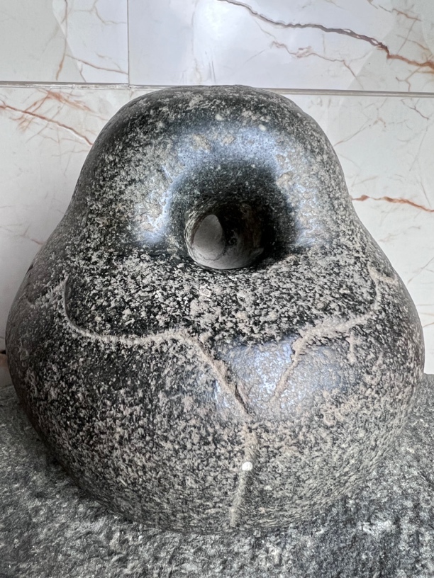 明心民宿老物件青石石权（精）