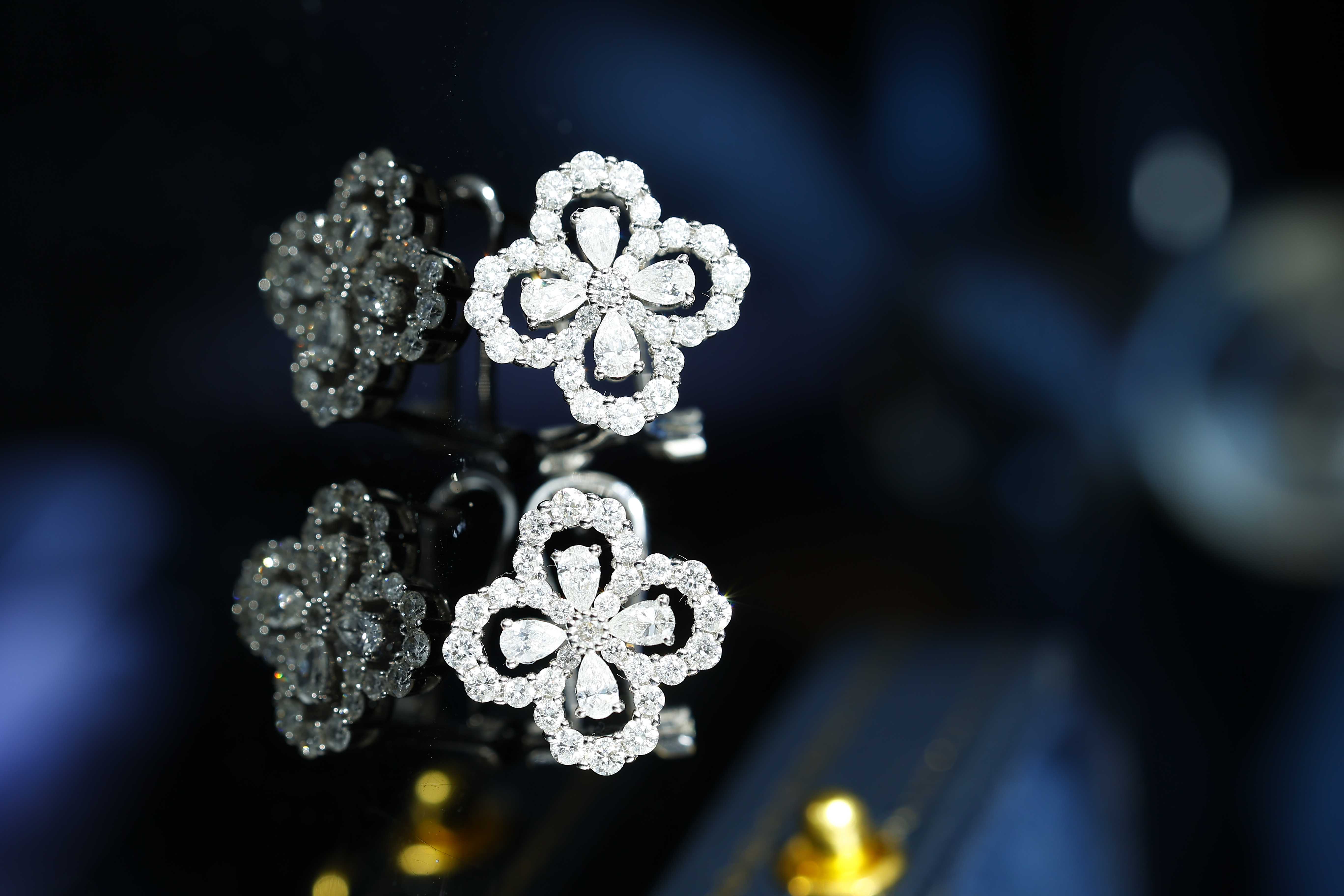 【钻石耳饰】18K金水滴四叶草镂空耳扣DY