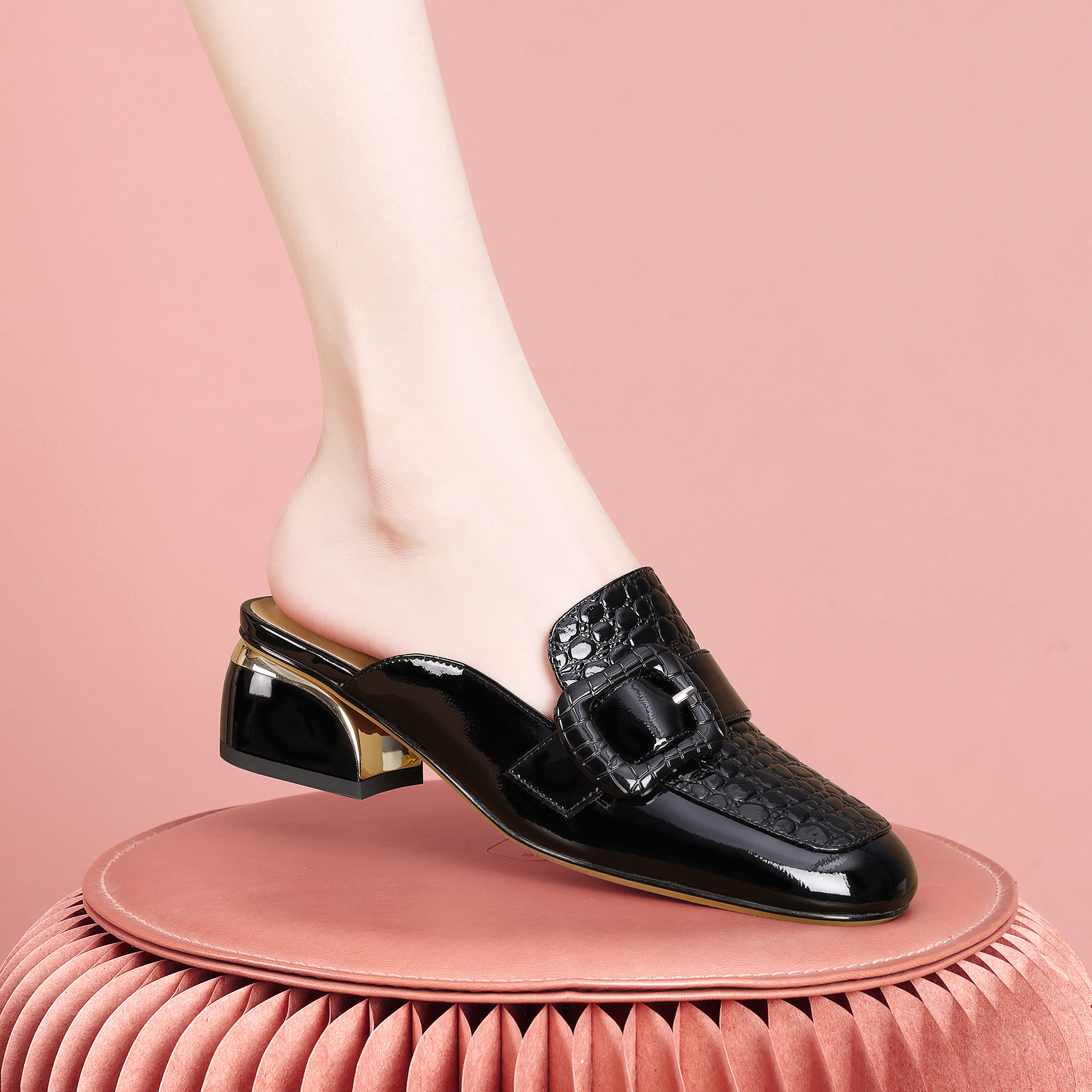 梵芮诗2024新款夏季包头方头皮带装饰外穿石头纹粗跟凉拖鞋-J0682