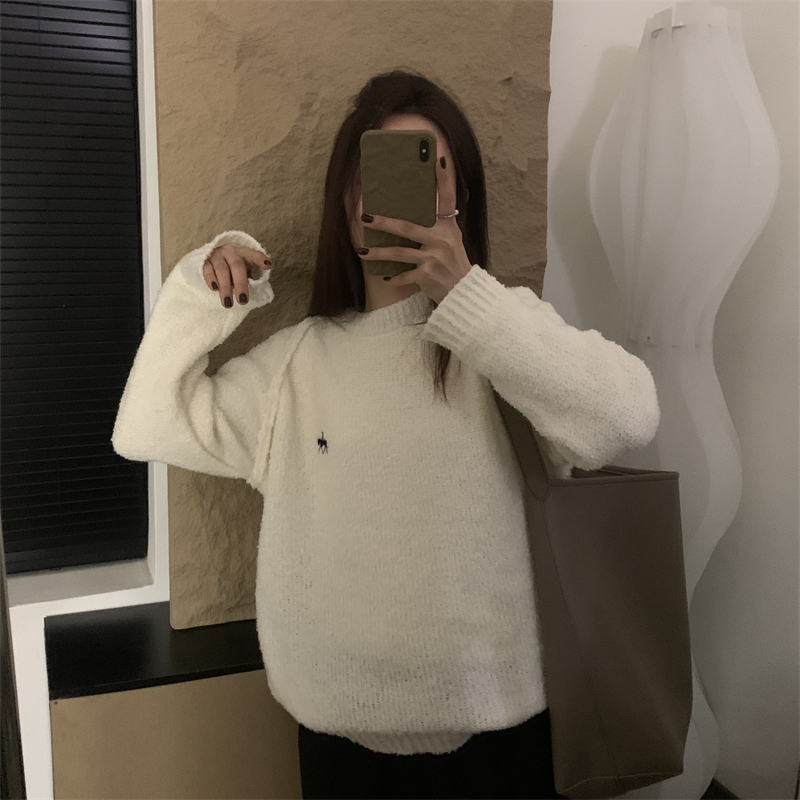 吴CC 秋冬圆领宽松百搭慵懒风刺绣长袖毛衣