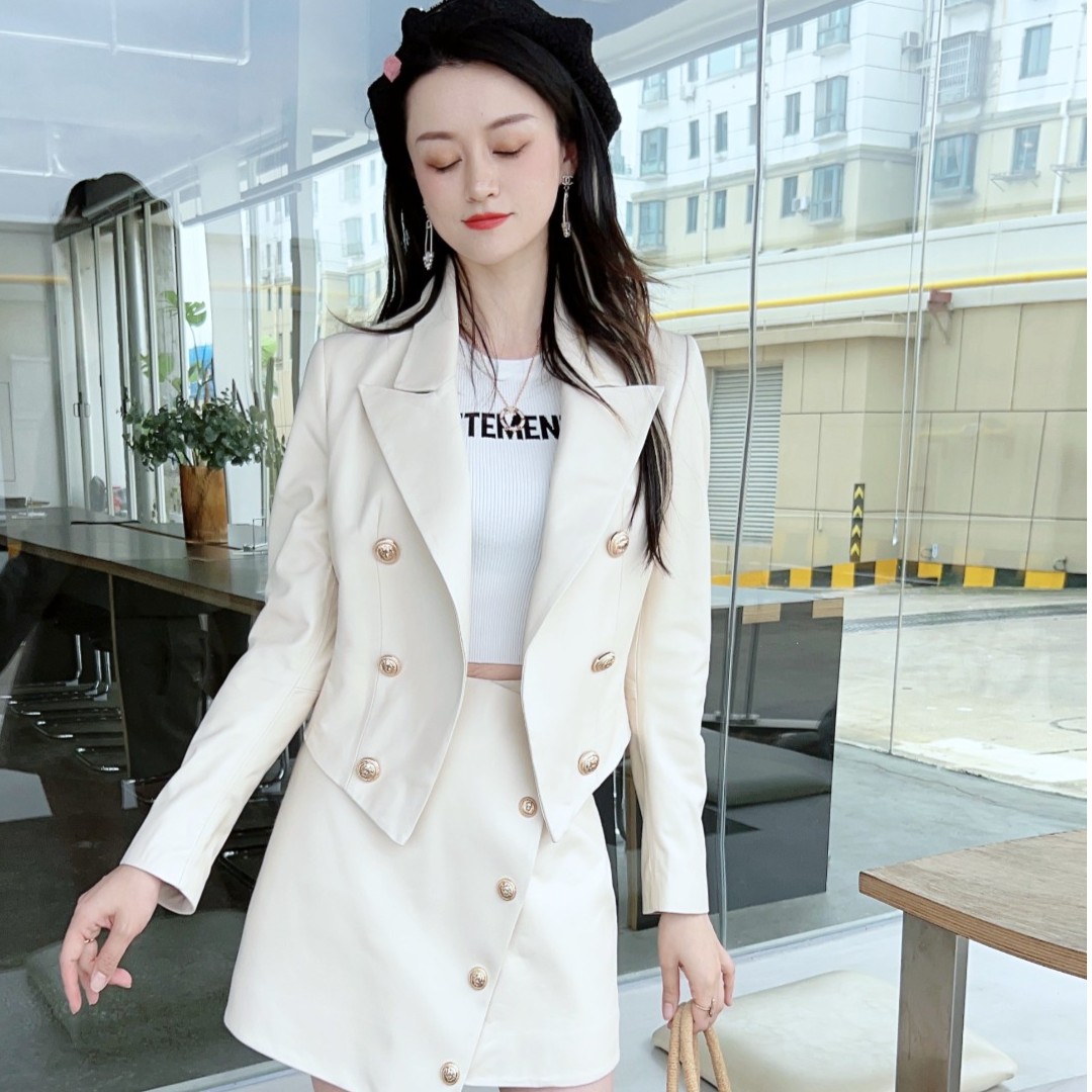 进口小绵羊皮真皮套装西装短裙修身职业女套装金色狮子头扣子收腰