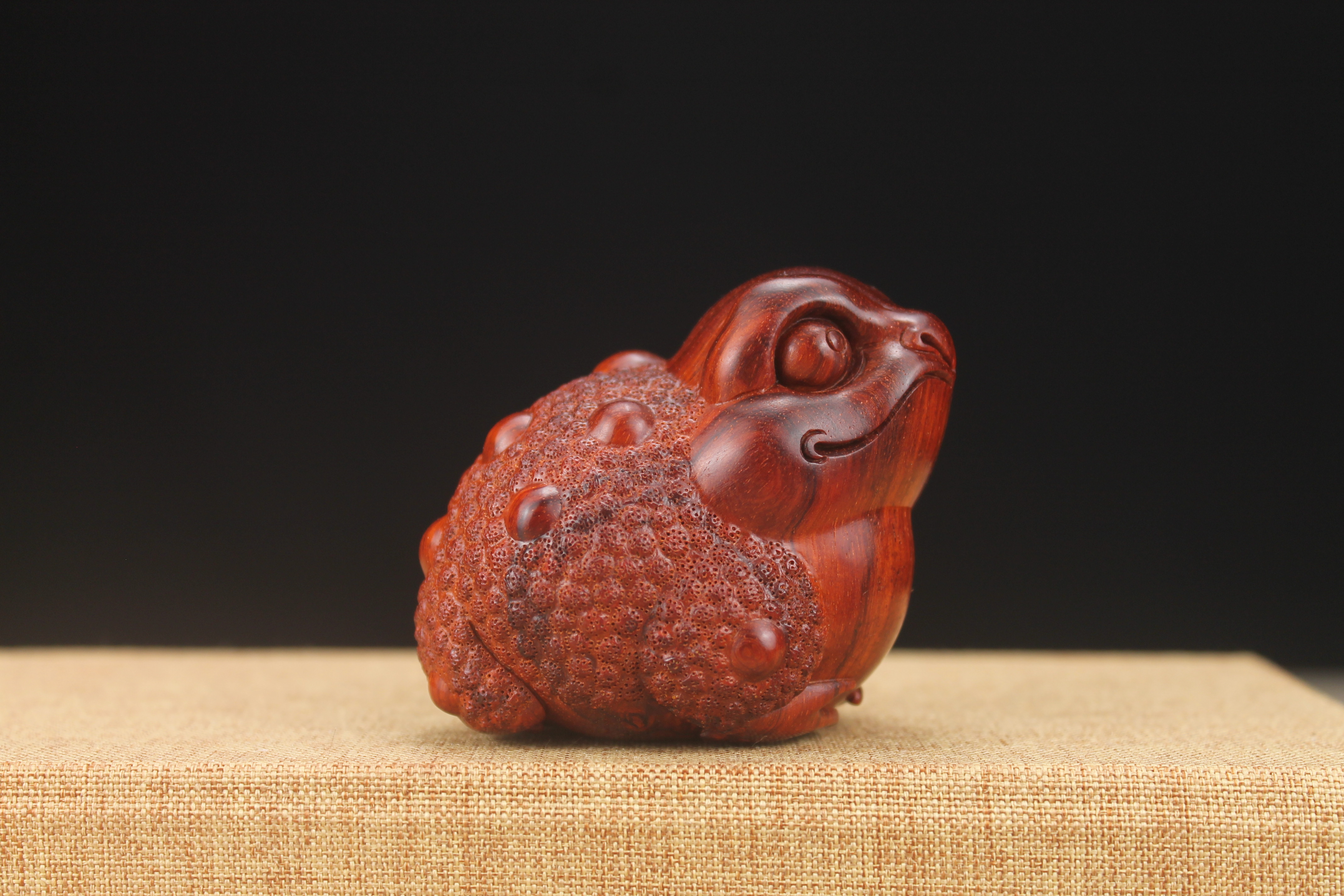 小叶紫檀瘤疤材质，手工雕刻金蟾手把件，长6.3宽5高5.5厘米，94克