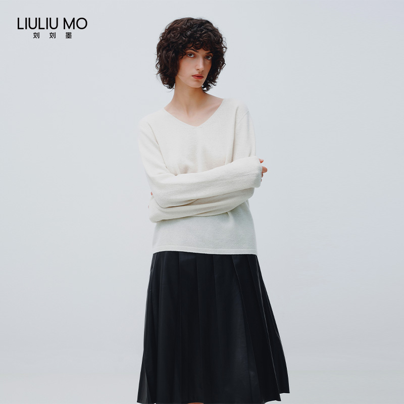 刘刘墨纯色套头秋季小众简约黑白高v领柔软舒适长袖百搭打底毛衣