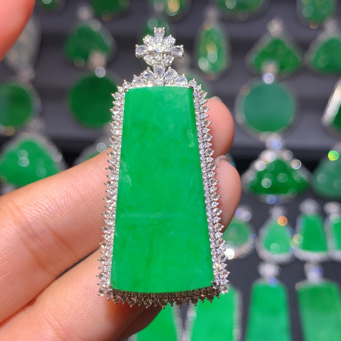 翡翠颈饰18K金镶嵌配石是钻