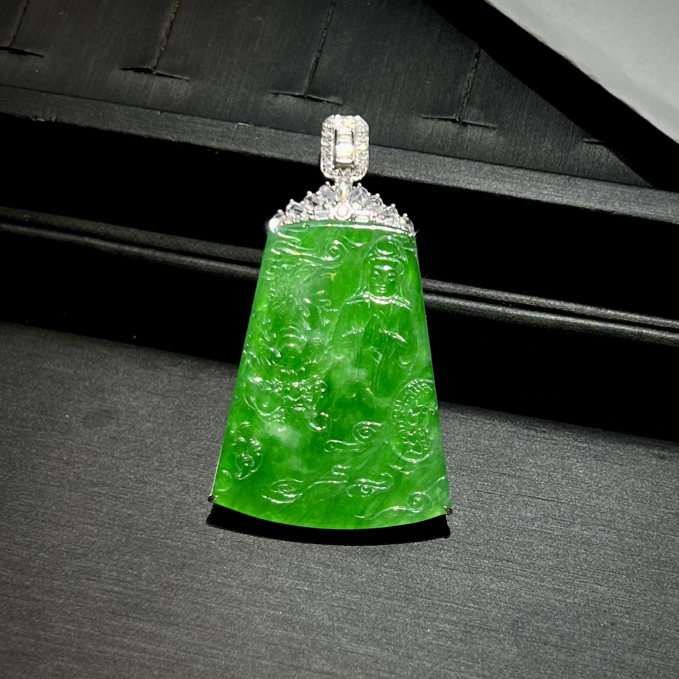 千千珠宝18K金镶嵌天然缅甸a货翡翠阳绿色大气精美玉龙观音牌吊坠