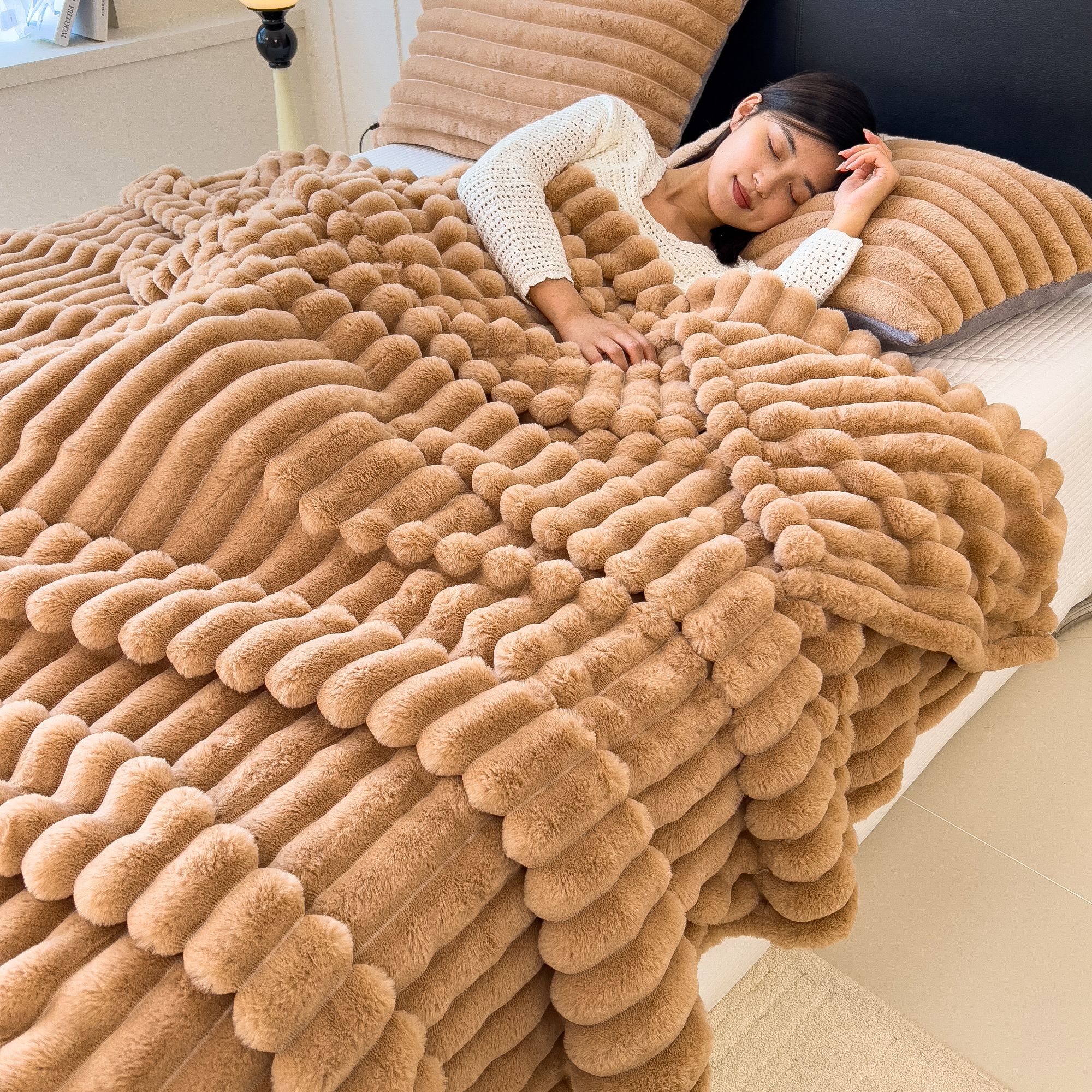 加厚加绒款防寒盖毯柔软亲肤保暖学生宿舍用家用竖条兔兔绒毛毯