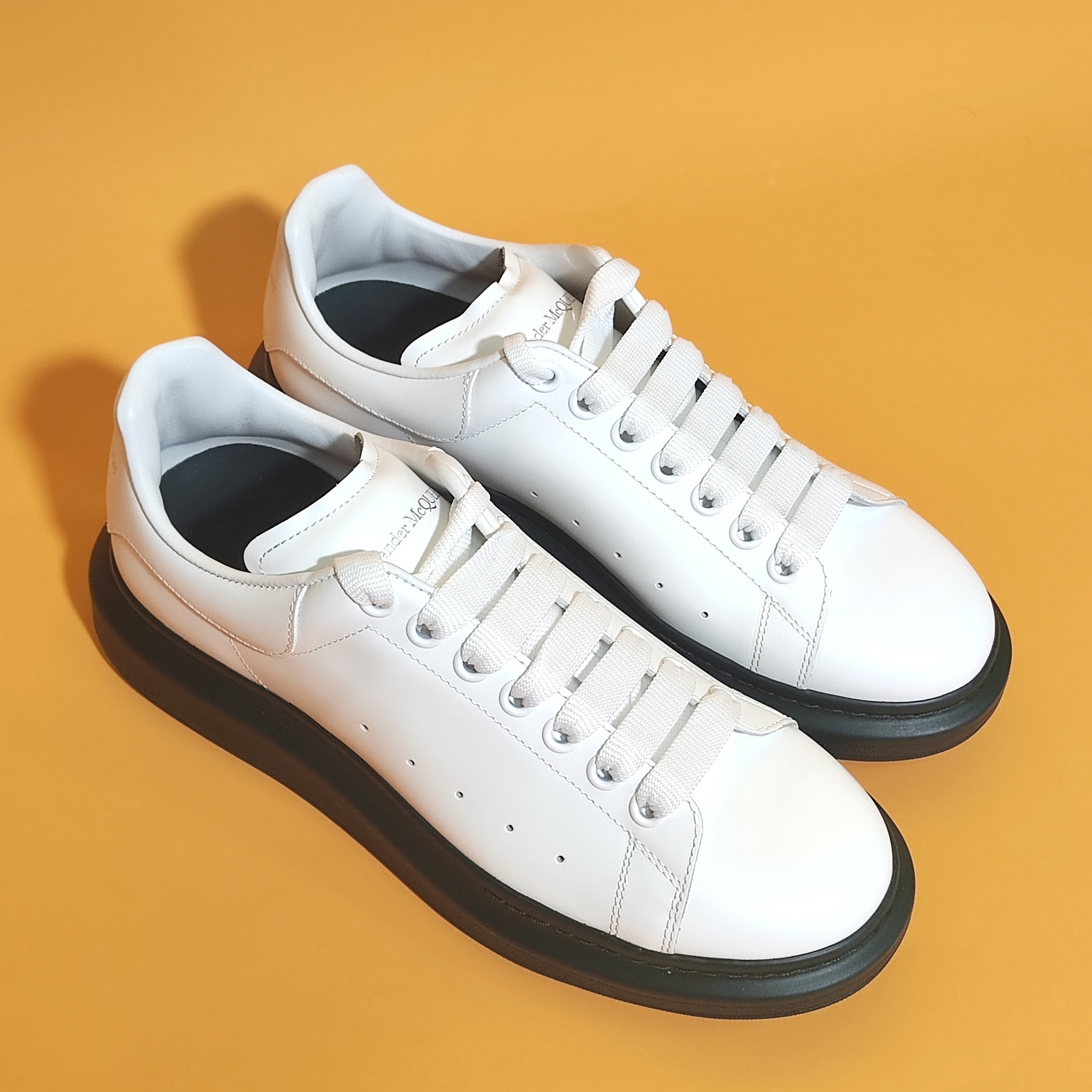 全新未使用 Alexander McQueen/亚历山大·麦昆 经典黑白拼接白鞋