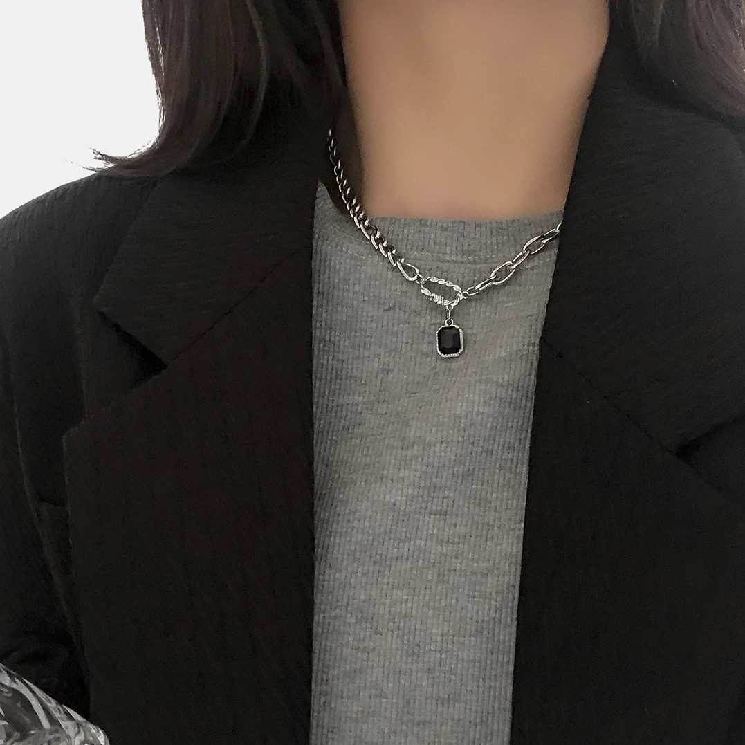 熙末冷淡风ins轻奢简约不规则小方黑色锆石项链女嘻哈百搭高级锁