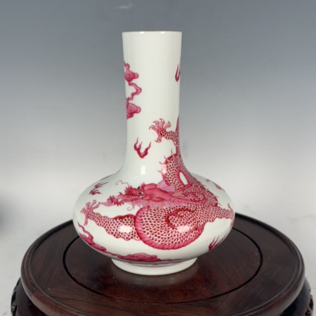 清代胭脂红海水龙纹胆瓶