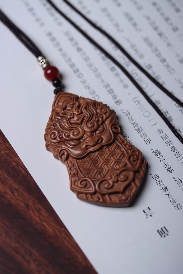 印度老山檀香【守护铠甲】4×7×1.2雕刻牌