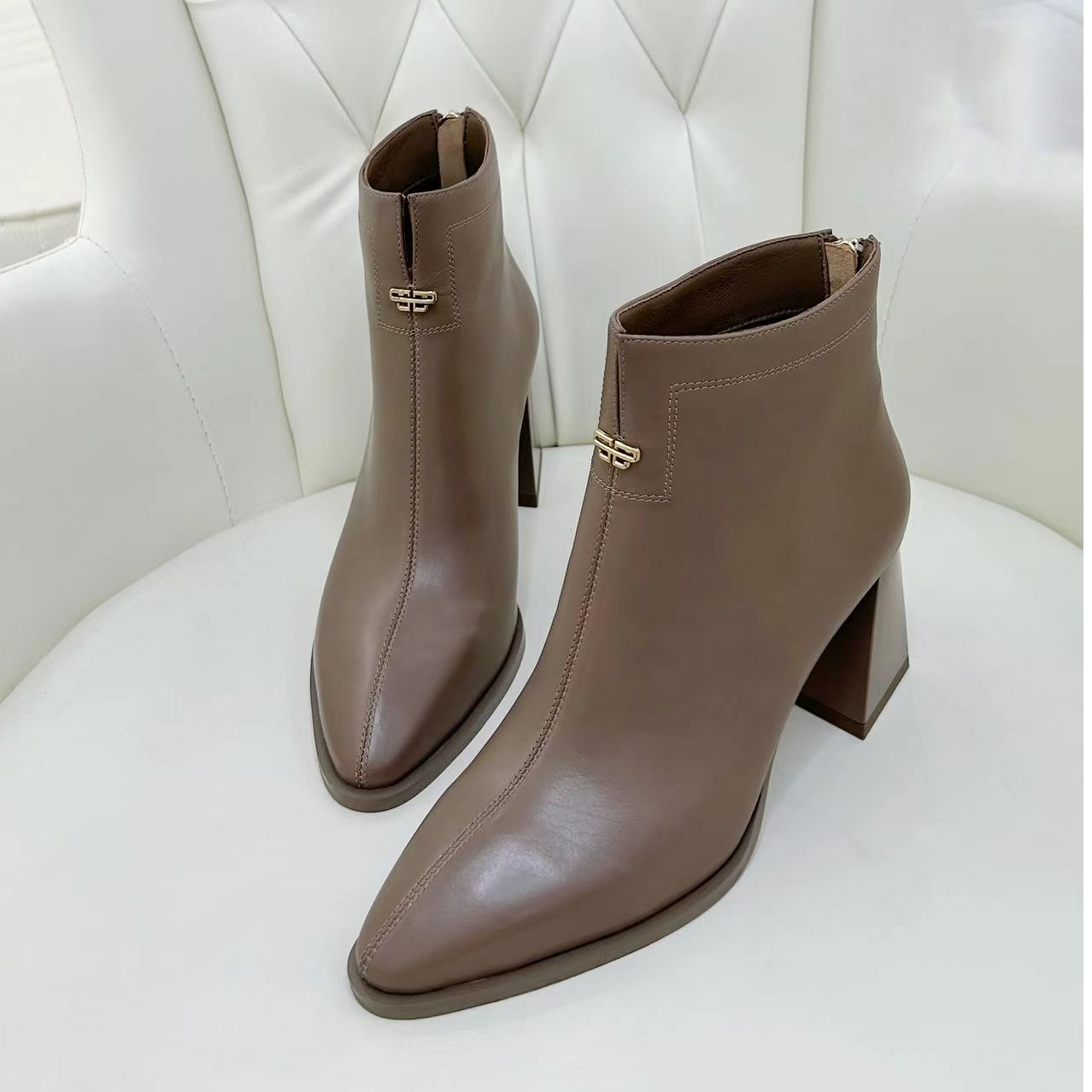 没脸猫秋冬时尚气质粗跟高跟尖头百搭女士中跟真皮靴子1826-1