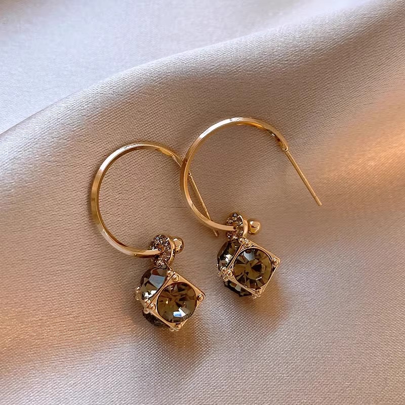 合金耳饰 闪钻水晶绣球耳环小众设计耳钉秋冬新款独特气质耳饰女